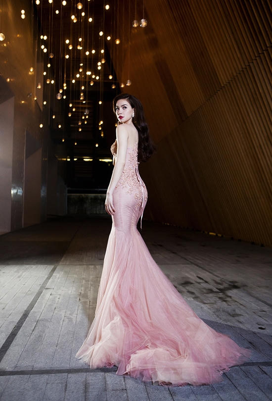 Nhưng thời gian gần đây cô gây xôn xao bởi 3 vòng ngày càng nảy nở. Ảnh: internet.