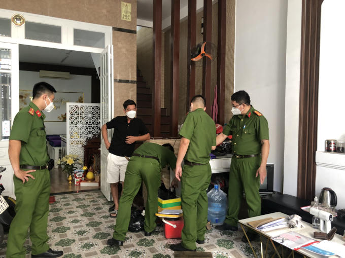 Tiến hành khám xét nhà của ông Vũ Duy Hưng (SN 1984, Nghệ An) tại phường Long Bình, TP. Biên Hoà