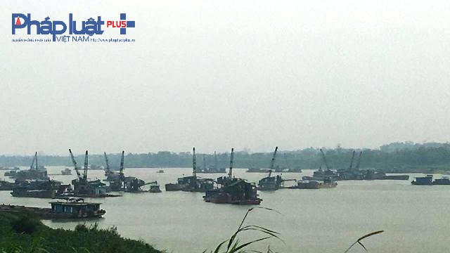 Trên dòng sông Lô như một đại công trường khai thác cát. (ảnh ĐT)