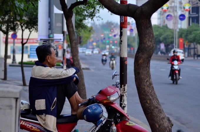 Và một bác xe ôm rảnh rang ngồi "bó gối" chờ khách ngày đầu năm...