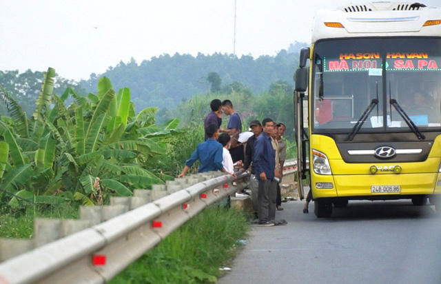 Ngoài các điểm người dân phá rào, mở quán, trên tuyến cao tốc hiện đại và quan trọng bậc nhất miền Bắc này còn tồn tại tình trạng hoạt động "bát nháo" của các xe khách đường dài.