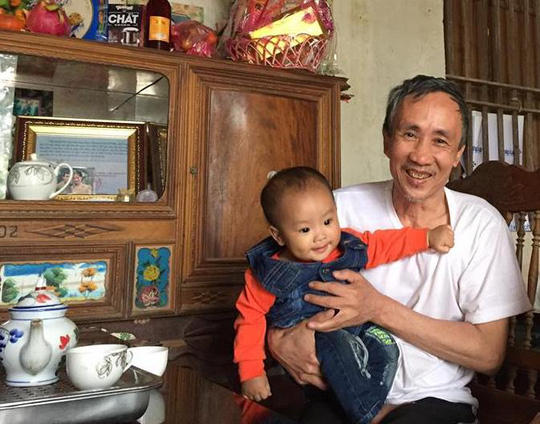 Ông Hàn Đức Long cùng cháu - Ảnh: T.Tâm.