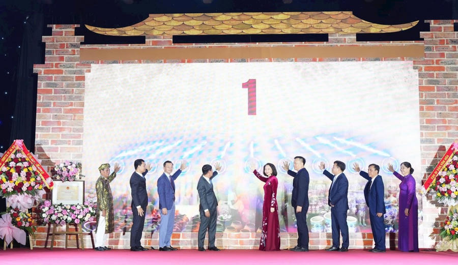 Các đại biểu trung ương, thành phố Hà Nội và xã Bát Tràng thực hiện nghi thức Tuần văn hóa du lịch - thương mại làng nghề năm 2025.