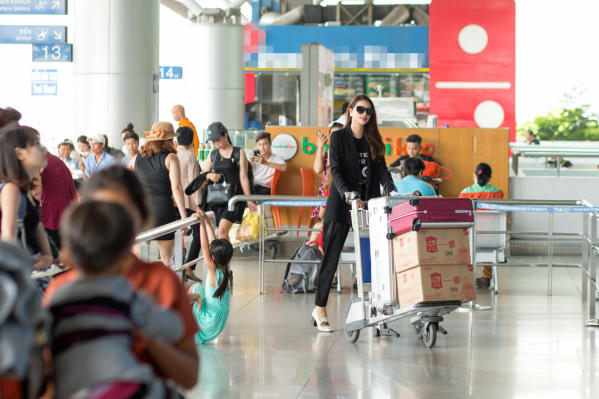 Hoa hậu Phạm Hương mang đặc sản c&agrave; ph&ecirc;, hạt điều sang Indonesia tặng c&aacute;c hoa hậu