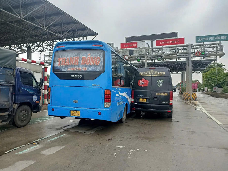 Tình huống va chạm sát sườn giữa hai xe trước trạm thu phí Tiên Cựu.