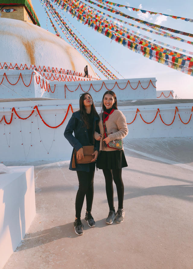 Tường Linh gặp lại Miss Intercontinental Nepal trong chuyến h&agrave;nh hương đầu năm