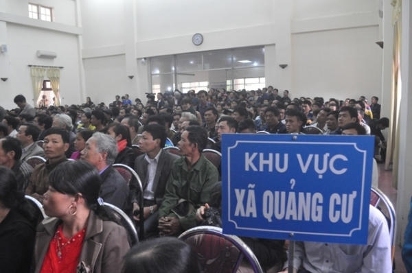 Ngư dân Sầm Sơn đề đạt nguyện vọng với Bí thư Tỉnh ủy Thanh Hóa.