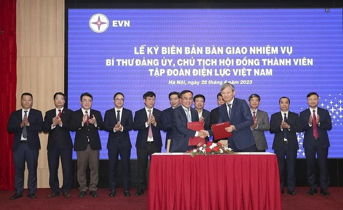 ong-duong-quang-thanh-va-ong-tran-dinh-nhan-ky-bien-ban-ban-giao-cac-nhiem-vu-cong-viec-cua-dang-bo-evn