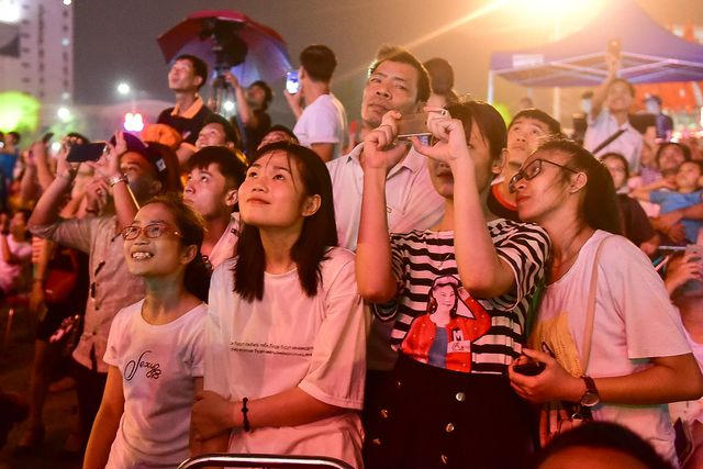 Các em bé chăm chú theo dõi màn bắn pháo hoa đặc sắc.