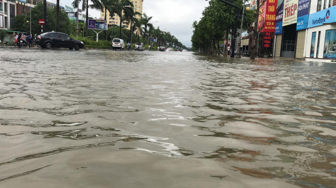 Đường biến thành sông sau mưa lớn.