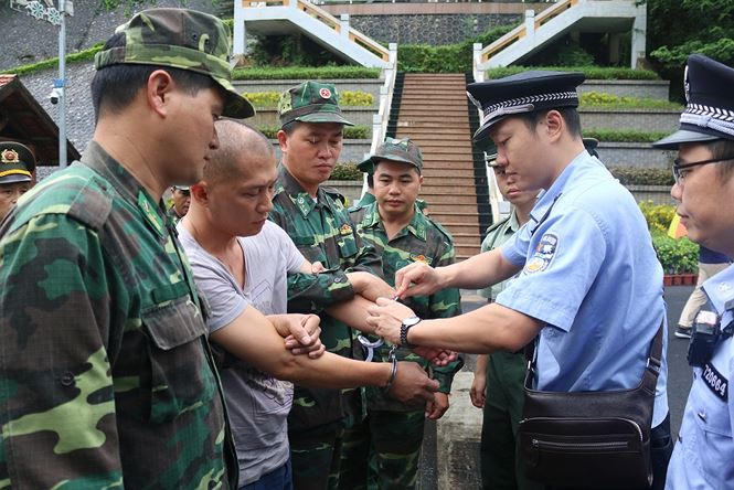 BĐBP Lạng Sơn bàn giao đối tượng truy nã cho lực lượng chức năng Trung Quốc.