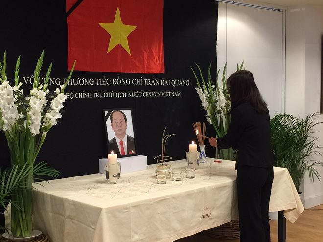 Đại sứ Ngô Thị Hòa thắp hương tại Lễ viếng Chủ tịch nước Trần Đại Quang.