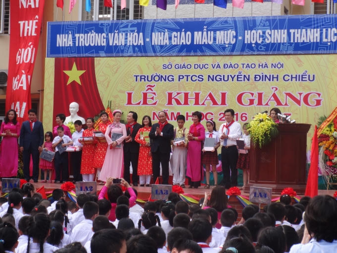 Thủ tướng cũng bày tỏ quan điểm đồng tình với Bộ trưởng Giáo dục và Đào tạo Phùng Xuân Nhạ về việc coi giáo viên là nhân tố quan trọng nhất trong quá trình đổi mới giáo dục.