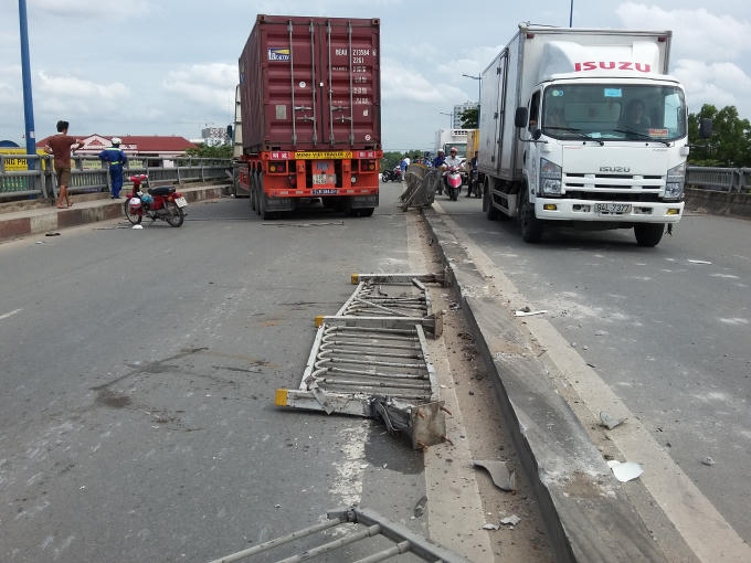Dải phân cách bị cày nát.