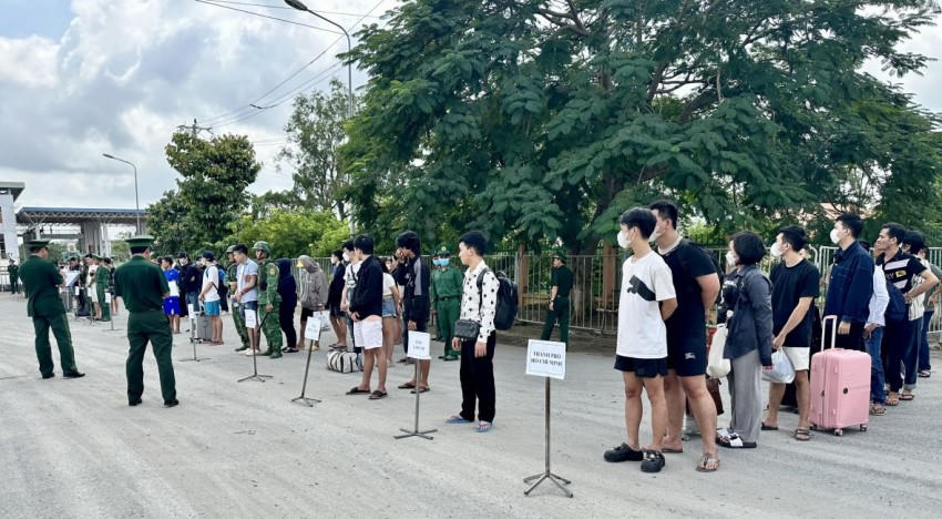 Trong số 57 công dân được trao trả, có 45 nam và 12 nữ. (Ảnh: Hoà Bình)