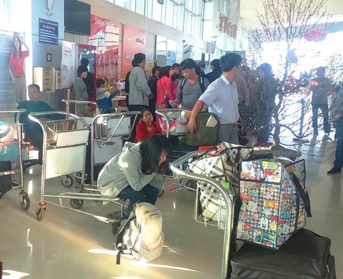 Hành khách vật vã hai ngày qua tại sân bay Vinh vì hãng hàng không VJ bị hoãn chuyến.