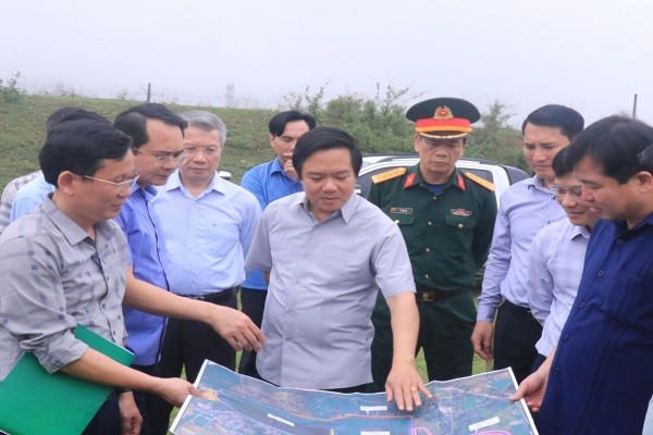 Ông Phạm Quang Ngọc, Chủ tịch UBND tỉnh Ninh Bình, cùng đoàn công tác kiểm tra công tác an toàn hồ đập trên địa bàn.