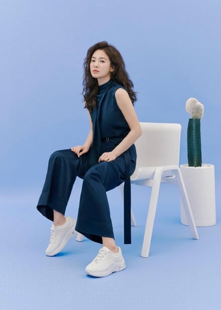 Song Hye Kyo tóc xù xinh đẹp ngất ngây trong loạt ảnh tung đúng Valentine - ảnh 5