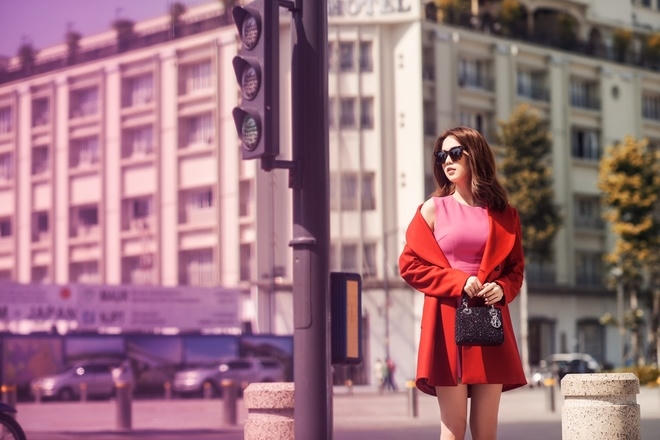 Chân dài phối váy hồng cùng áo khoác gam đỏ - hai cặp màu được các tín đồ thời trang yêu thích trong mùa mốt 2015.