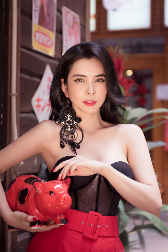 Huỳnh Vy cũng trông hiện đại và cá tính với chiếc áo cúp ngực gợi cảm cùng quần tây đơn giản.