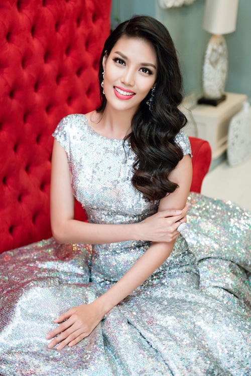 Đây là chiếc đầm màu ánh bạc, xà cừ mà NTK Lí Qúy Khánh đặc biệt làm riêng cho Lan Khuê dự thi Miss