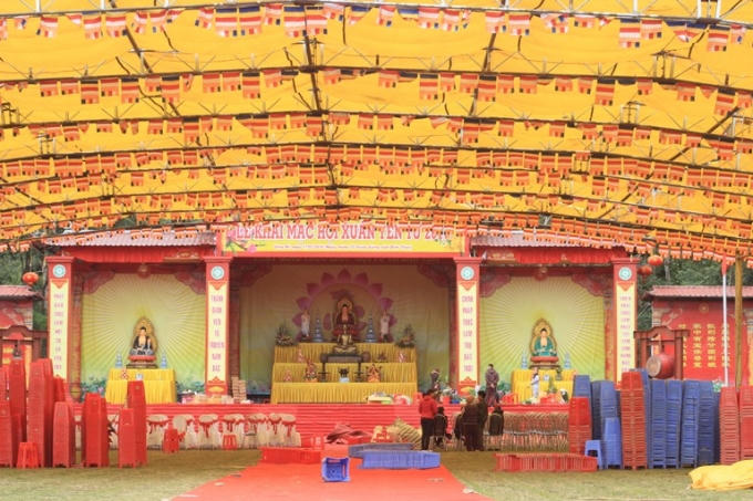 Mọi công tác chuẩn bị cho buổi lễ khai hội vào sáng mai đang được ban tổ chức gấp rút hoàn thành.