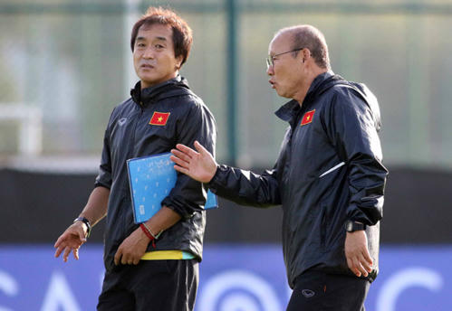 Lee (tr&aacute;i) lu&ocirc;n được HLV Park Hang-seo tham khảo &yacute; kiến trong việc quyết định chiến thuật cũng như con người ở đội tuyển Việt Nam.
