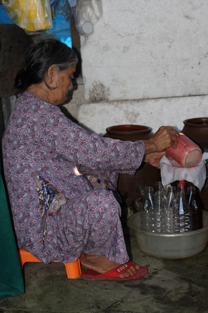 Nghề làm nước mắm truyền thống đã cho người dân Nam Ô cuộc sống ấm no, yên bình.