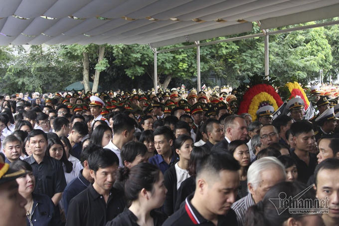 D&ograve;ng người k&eacute;o d&agrave;i từ cổng đến s&acirc;n nh&agrave; tang lễ