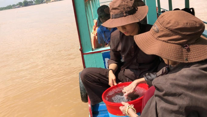 Trương Thị May bật m&iacute; c&aacute;ch đ&oacute;n Trung thu thật đặc biệt