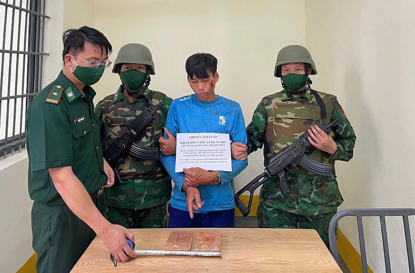Vàng A Lâu cùng tang vật.