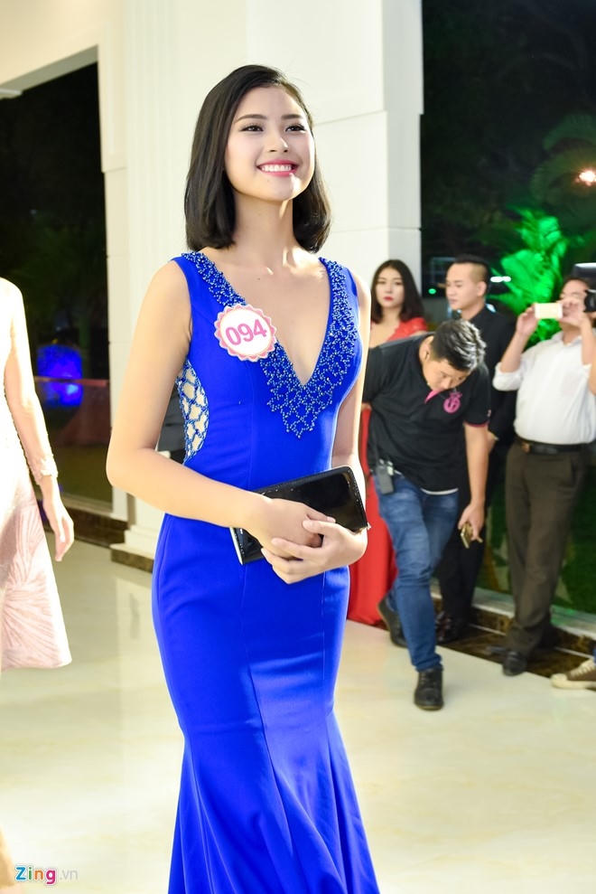 Đào Thị Hà, ứng viên sáng giá trong top 5 Hoa hậu Việt Nam 2016 diện đầm "đuôi cá", cổ chữ V xẻ sâu gợi cảm.