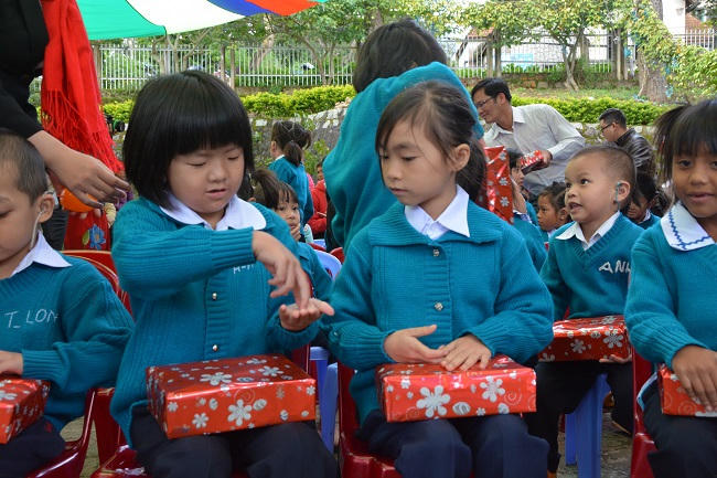 Các em học sinh khiếm thính nói chuyện với nhau bằng ký hiệu tay.