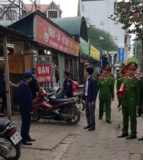 Xử lý trật tự đô thị trên một số tuyến phố lớn như Đội Cấn, Linh Lang, Phan Kế Bính, Đào Tấn...