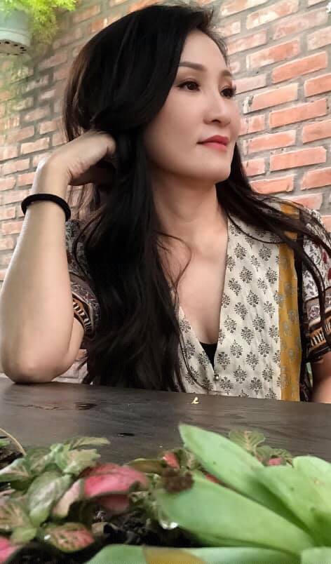 Lộ ảnh nhan sắc 'bốc lửa' của nghệ sĩ Hồng Đào thời trẻ - ảnh 12