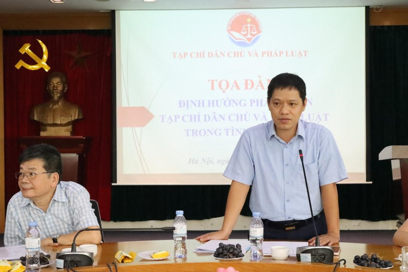 Phó tổng biên tập phụ trách Tạp chí Dân chủ và Pháp luật Trần Hoàng Hưng phát biểu dẫn đề.