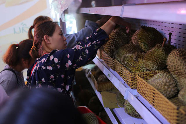 Xếp h&agrave;ng chờ tới lượt mua sầu ri&ecirc;ng ăn trả hạt ở TP HCM