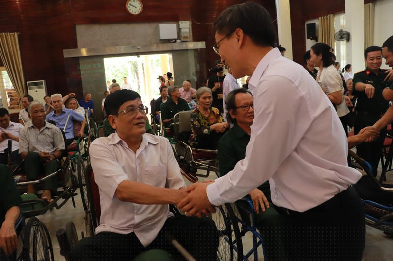 Thứ trưởng Nguyễn Khánh Ngọc ân cần thăm hỏi các thương bệnh binh.