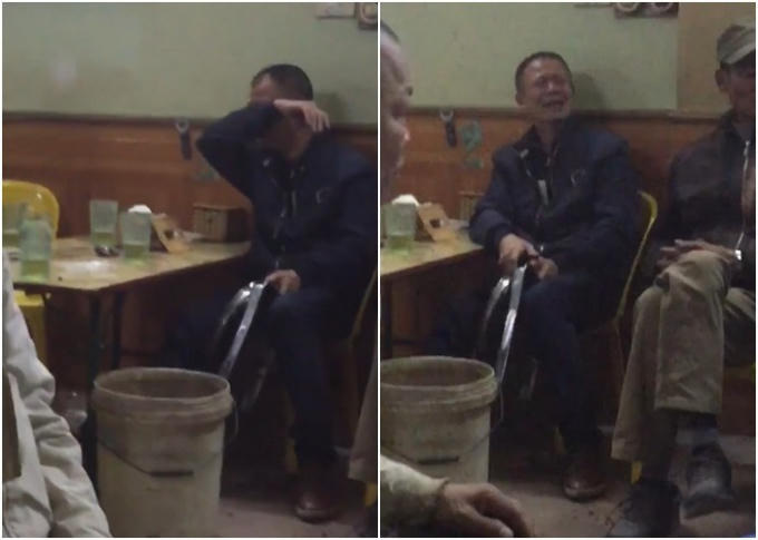 Cụ ông khóc nức nở, tay còn cầm 2 chiếc khay nhôm - Ảnh cắt từ clip