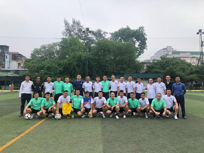 Đội bóng Liên quân các nhà báo tại Hà Nội (áo xanh) chụp ảnh lưu niệm cùng đội chủ nhà Công an phường Láng Thượng.