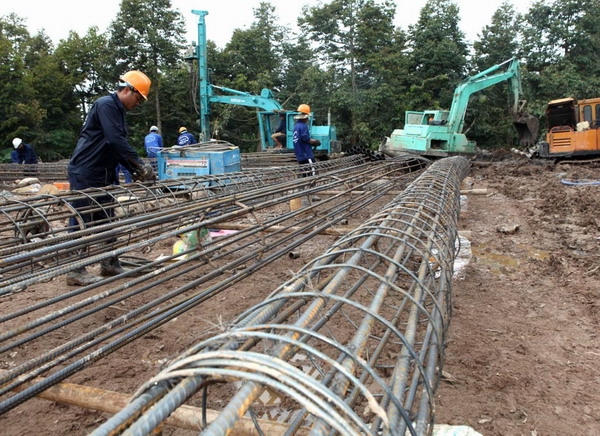 lGấp rút thi công vị trí móng trụ 197 (Cai Lậy, Tiền Giang).