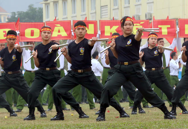 Nữ cảnh sát đặc nhiệm rèn luyện toàn diện, được tập phối kết hợp nhiều loại võ thuật ứng dụng, sử dụng nhiều vũ khí để áp dụng trong chiến đấu.