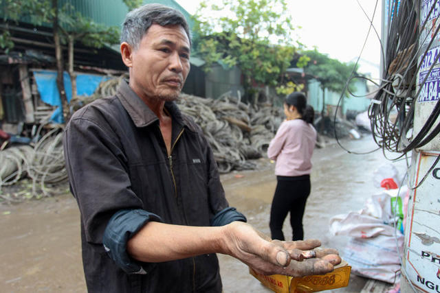 Đường thôn cũng ngổn ngang bùn đất, vật liệu. Việc dọn dẹp kéo dài tới chiều 4/1 vẫn chưa xong.