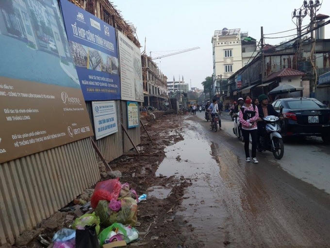 Rác thải, bùn, đất, nước tràn lênh láng trên mặt đường.