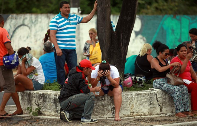 Người nhà các nạn nhân trong vụ bạo động bên ngoài nhà tù Anisio Jobim. (Ảnh: Reuters)