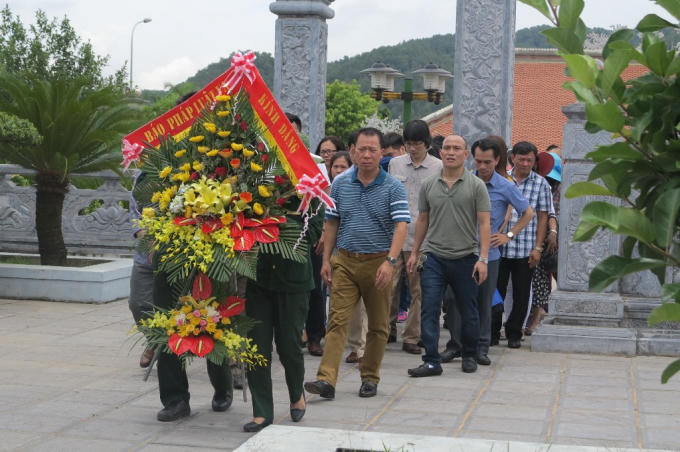 Đoàn tiếp tục dâng hương tại khu di tích Truông Bồn.