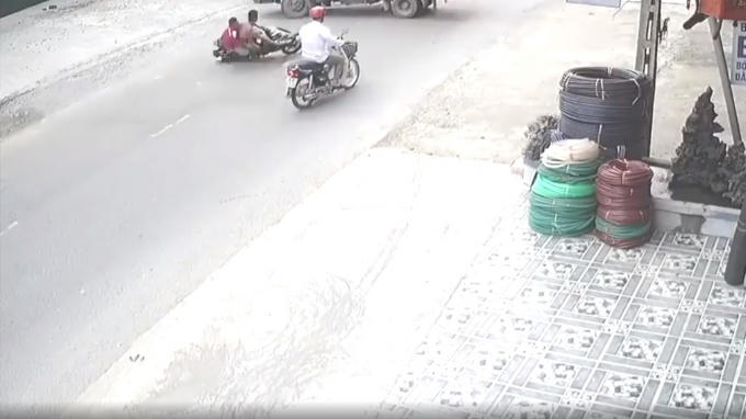 Kh&ocirc;ng l&agrave;m chủ được tốc độ, xe m&aacute;y loạng choạng lao v&agrave;o gầm xe tải.