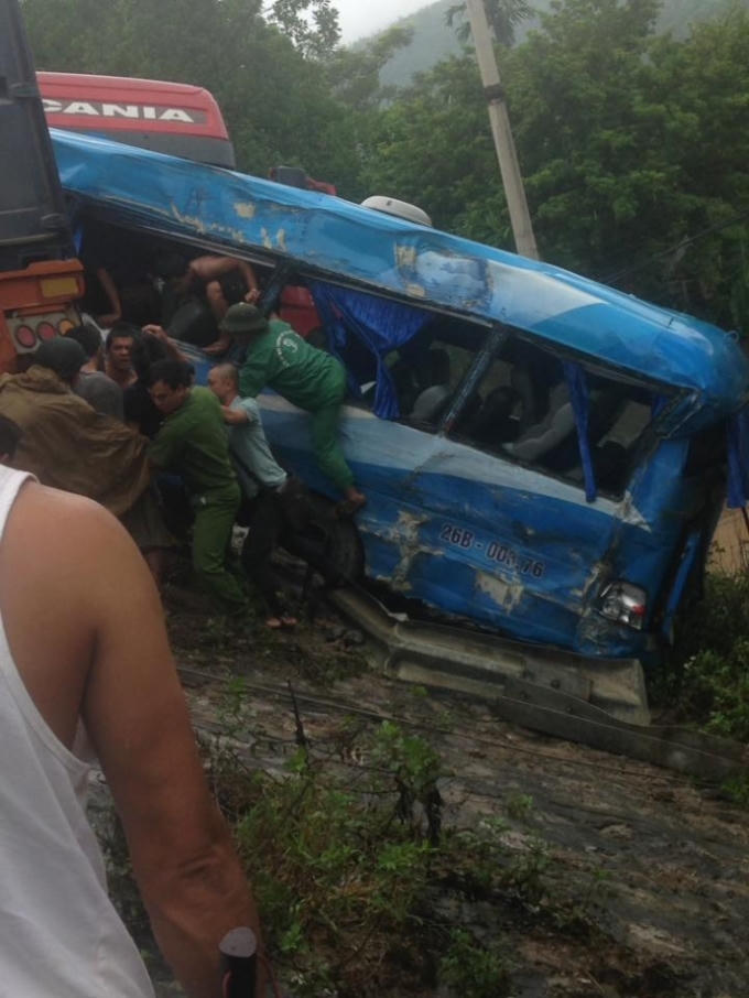 Người d&acirc;n địa phương v&agrave; lực lượng chức năng khẩn trương đưa người trong xe kh&aacute;ch ra ngo&agrave;i.