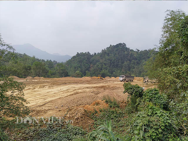 Vị trí đổ thải nằm ngay trên phường Phùng Chí Kiên dù không được cấp phép vẫn hoạt động.