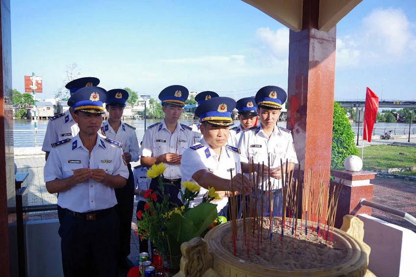 Thượng tá Trịnh Minh Hiển - Bí thư Đảng ủy, Chính ủy Hải đoàn 42 cùng các cán bộ, chiến sỹ Hải đoàn thắp hương tri ân tưởng nhớ các anh hùng liệt sĩ.